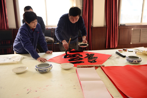 济宁、汶上两地书法家迎春送福走进半岛集团公司_半岛（中国）